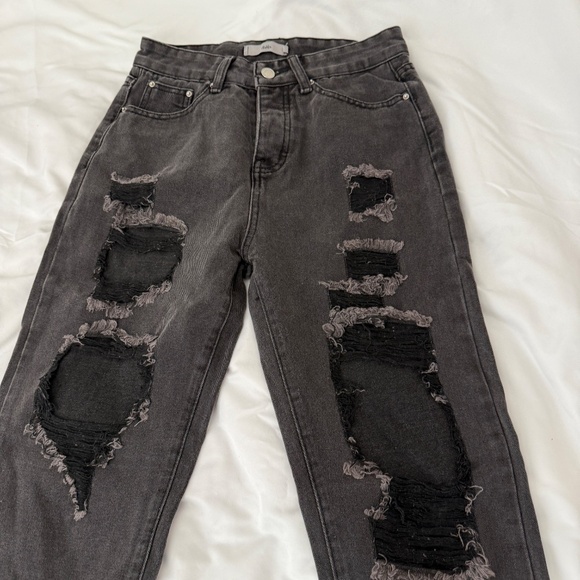 adika boyfriend jeans  size medium   details: -great condition  -high rise - Picture 3 of 4